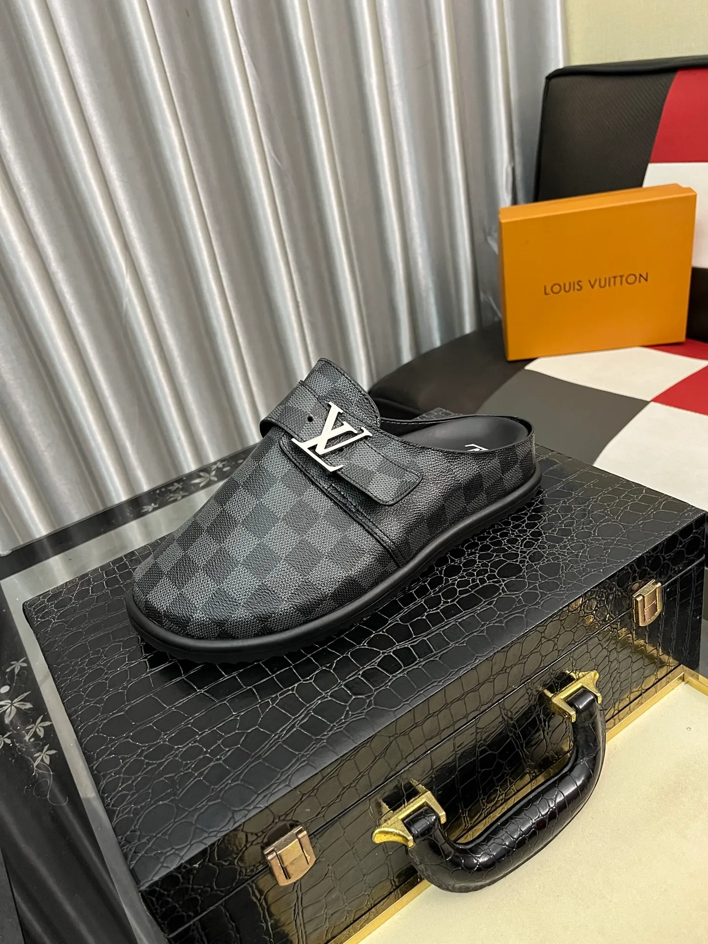 Men's shoes 💰380⌚️⌚️2025 new men's casual sandals and slippers, made of suede cow leather, with Monogram pattern to highlight the trendy style. Adjustable straps illuminated with LV letters, while a resilient insole and micro outsole provide lightweight comfort. Made of suede cow leather with embossed Monogram pattern and brand element metal hardware✅Adjustable straps➕Tough insole‼ ️Micro outsole. Comfortable and easy to wear‼ ️size: 38-443️⃣Colors available